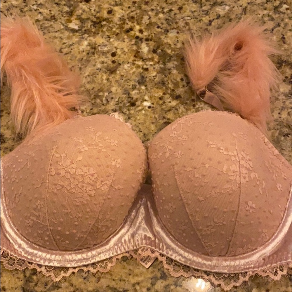 Victoria’s Secret 32DD bra